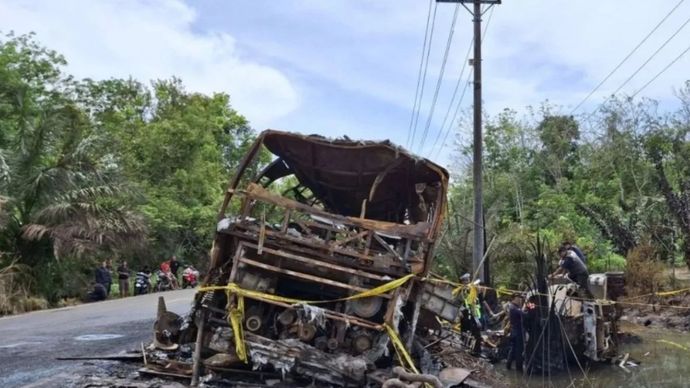 Personel Ditlantas Polda Sumatera Selatan melakukan olah tempat kejadian perkara (TKP) kecelakaan bus PO ALS yang terbakar di Jalan Lintas Sumatera, Kecamatan Karang Jaya, Kabupaten Musi Rawas Utara (Muratara), Sumatera Selatan, Kamis (7/5/2026). Ditlantas Polda Sumatera Selatan menemukan sejumlah barang berupa tabung gas, kursi, dipan kayu, alat mesin motor, satu unit motor bebek di dalam kabin bus, dan satu motor Suzuki Thunder yang diduga terlempar dari bagasi atas akibat benturan dan ledakan, dari lokasi olah TKP kejadian kecelakaan bus PO ALS dengan truk tangki di Jalan Lintas Sumatera, Musi Rawas Utara