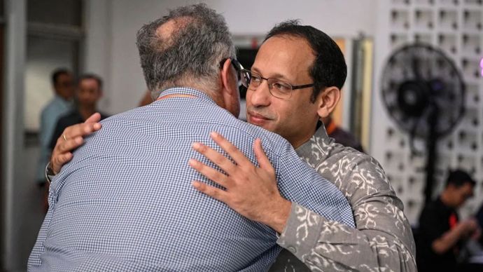Terdakwa kasus dugaan korupsi pengadaan Chromebook dalam program digitalisasi pendidikan di Kemendikbudristek Nadiem Anwar Makarim (kanan) memeluk rekannya sebelum mengikuti sidang perdana banding atas vonisnya di Pengadilan Tinggi DKI Jakarta, Jakarta, Rabu (5/8/2026). Sidang tersebut beragendakan pembacaan memori banding dari pihak penasihat hukum