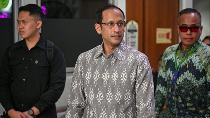 Terdakwa kasus dugaan korupsi pengadaan Chromebook dalam program digitalisasi pendidikan di Kemendikbudristek Nadiem Anwar Makarim (tengah) berjalan untuk mengikuti sidang perdana banding atas vonisnya di Pengadilan Tinggi DKI Jakarta, Jakarta, Rabu (5/8/2026). Sidang tersebut beragendakan pembacaan memori banding dari pihak penasihat hukum