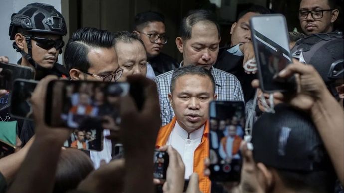 Gubernur Riau nonaktif yang juga terdakwa kasus dugaan korupsi di lingkungan Dinas PUPR PKPP Riau Abdul Wahid (tengah) menjawab pertanyaan wartawan usai menjalani sidang putusan di Pengadilan Negeri Kelas I A Pekanbaru, Riau, Kamis (30/7//2026). Majelis Hakim menjatuhkan hukuman penjara selama dua tahun dan denda sebesar Rp200 juta subsider 80 hari kurungan penjara serta uang pengganti kerugian negara senilai Rp1,45 miliar bagi terdakwa