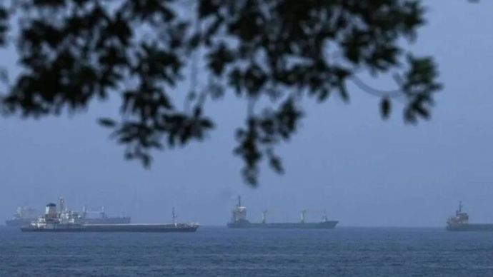 Arsip foto - Kapal kargo komersial dan kapal tanker minyak mentah yang sedang berlabuh di Teluk Oman, di lepas pantai Muscat, Oman, pada 21 Juni 2026, saat mereka bersiap untuk melintasi Selat Hormuz yang krusial