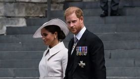 Pangeran Harry dan Meghan Markle telah kembali ke Inggris pada Rabu (26/8/2026) waktu setempat. Pasangan ini bertolak dari California menuju Birmingham menggunakan pesawat pribadi dengan membawa serta kedua anak mereka, Pangeran Archie dan Putri Lili