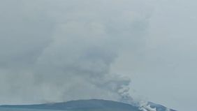 Badan Geologi Kementerian Energi dan Sumber Daya Mineral (ESDM) secara tegas melarang warga, wisatawan, maupun pendaki untuk mendekati kawasan dalam radius lima kilometer dari puncak.