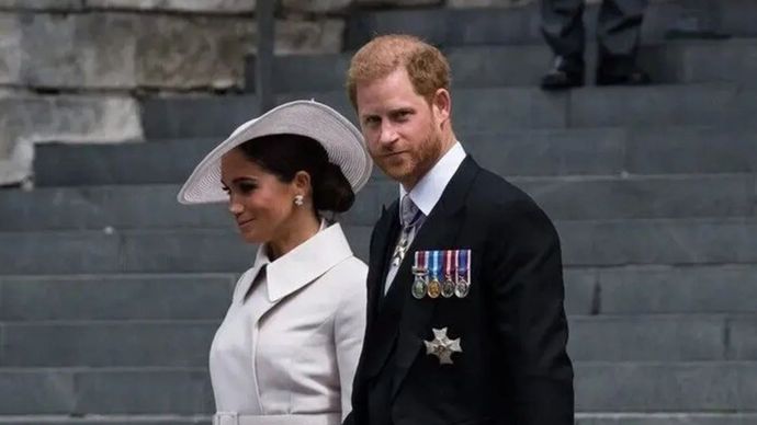 Arsip foto - Pangeran Harry, Duke of Sussex, dan Meghan, Duchess of Sussex, meninggalkan Katedral St Paul setelah menghadiri Ibadah Syukur bagi Ratu dalam rangkaian perayaan Platinum Jubilee di London, Inggris, pada 3 Juni 2022.