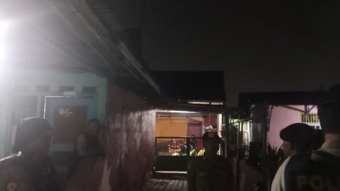 Kondisi rumah milik ibu mertua salah satu kontraktor di Kota Bengkulu yaitu Adi Sumarta yang dilakukan penggeledahan oleh penyidik KPK pada Minggu malam (13/9/2026).