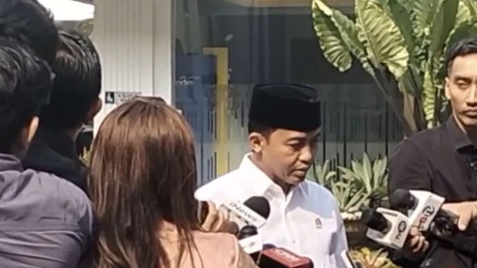 Menhut Raja Juli Antoni menjawab pertanyaan wartawan jelang ratas di Kompleks Istana Kepresidenan, Jakarta, Kamis (24/9/2026).