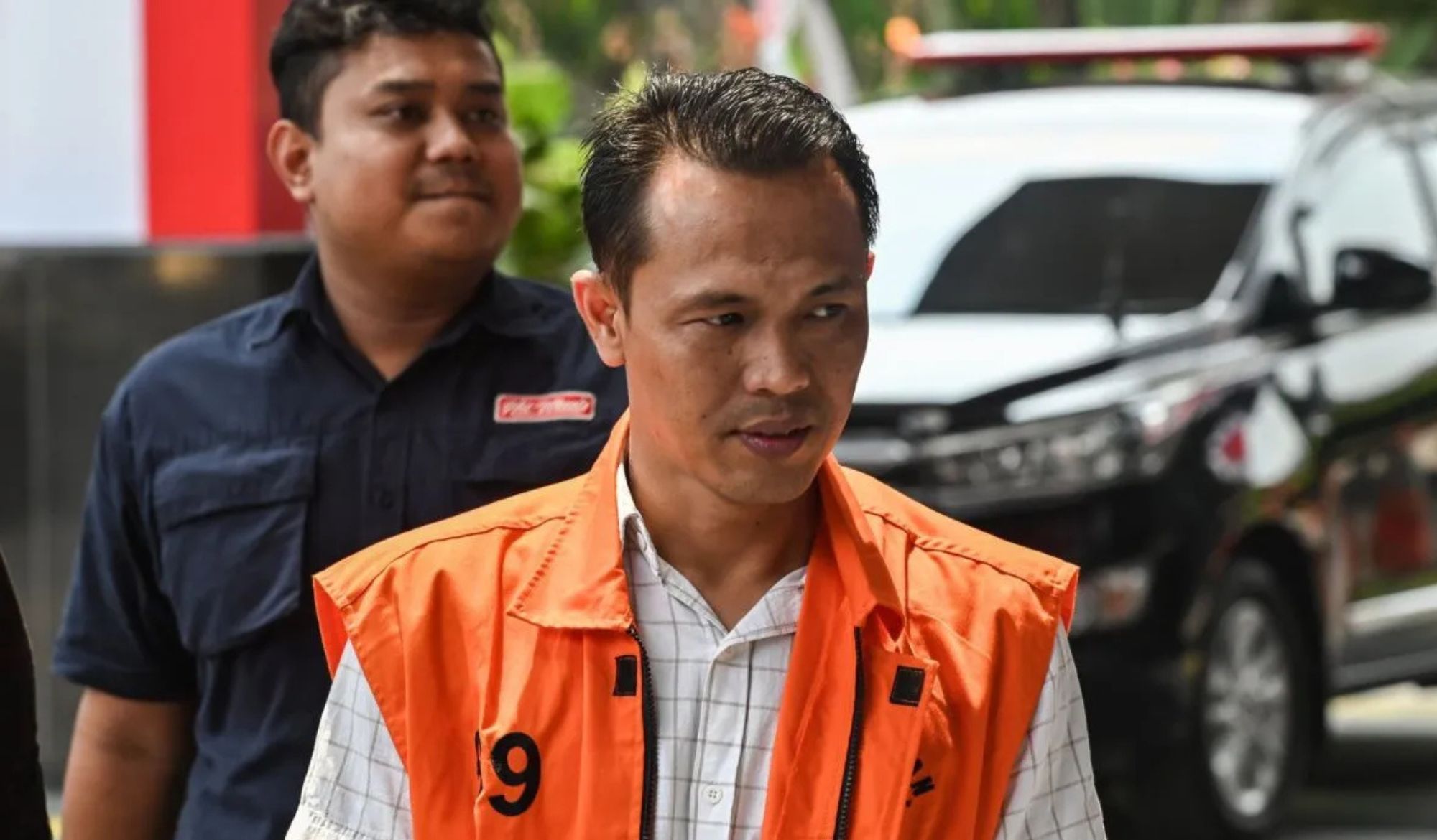Tersangka kasus dugaan korupsi pengadaan barang dan jasa di lingkungan Kabupaten Muara Enim, Adi Triadi (kanan) berjalan menuju ruang pemeriksaan di Gedung Merah Putih KPK, Jakarta, Jumat (4/9/2026). KPK melakukan pemeriksaan lanjutan terhadap Adi Tr <b>(Antara)</b>