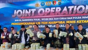 Kepala Kepolisian Republik Indonesia (Kapolri), Jenderal Polisi Suyudi Ario Seto, membeberkan secara rinci kronologi pengungkapan kasus peredaran gelap narkotika jenis ketamin HCL dengan barang bukti fantastis seberat 1,16 ton yang diselundupkan meng