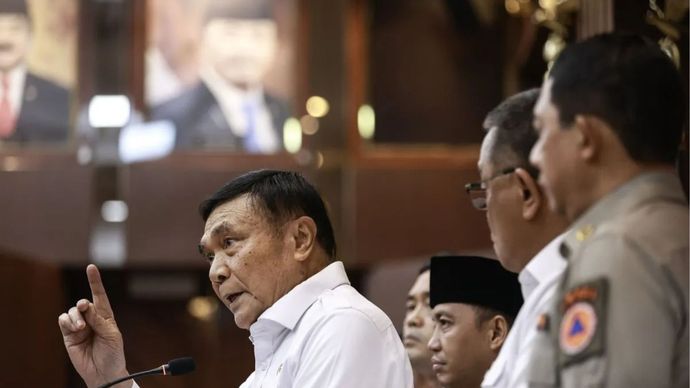 Menteri Koordinator Bidang Politik dan Keamanan (Menko Polkam) Djamari Chaniago (kiri) didampingi Menteri Kehutanan Raja Juli Antoni (ketiga kanan), Menteri Lingkungan Hidup Mohammad Jumhur Hidayat (kedua kanan) dan Kepala Badan Nasional Penanggulangan Bencana (BNPB) Letjen TNI Suharyanto (kanan) menyampaikan keterangan pers usai rapat koordinasi penanganan kebakaran hutan dan lahan di Gedung Utama Kemenko Polkam, Jakarta, Senin (10/8/2026). Menko Polkam mengatakan hingga awal Agustus 2026 wilayah hutan yang terbakar mencapai 107 ribu hektare dan telah melakukan operasi udara dengan mengerahkan sekitar 43 helikopter serta 15 unit fixed wing