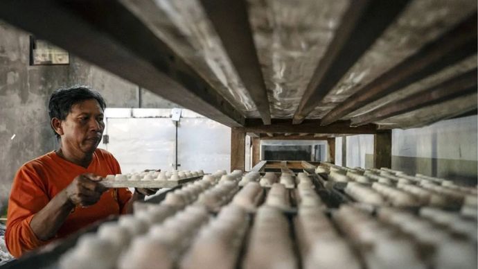 Petani mengolah garam beryodium di Desa Kedungmutih, Wedung, Demak, Jawa Tengah, Rabu (5/8/2026). Sejumlah petani garam di kawasan tersebut berupaya menjaga dan menstabilkan harga garam krosok saat panen raya di tengah anjloknya harga di tingkat petani dari sekitar Rp250 ribu menjadi Rp60 ribu per kuintal dengan meningkatkan kualitas kristal garam, menunda penjualan melalui penyimpanan stok di gudang, memperkuat kelembagaan koperasi agar tidak bergantung pada tengkulak, serta mengolah garam krosok menjadi garam beryodium untuk meningkatkan nilai tambah.
