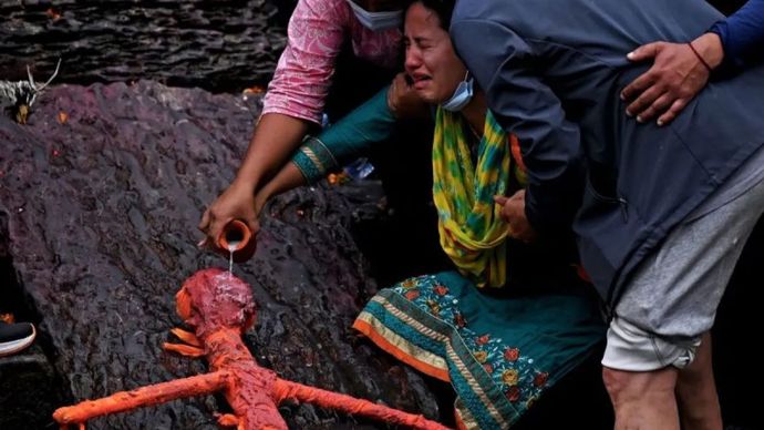 Warga menangis saat mengikuti upacara pemakaman simbolis untuk kerabat mereka yang hilang karena banjir bandang di Kuil Pashupatinath, Kathmandu, Nepal, Rabu (2/9/2026). 