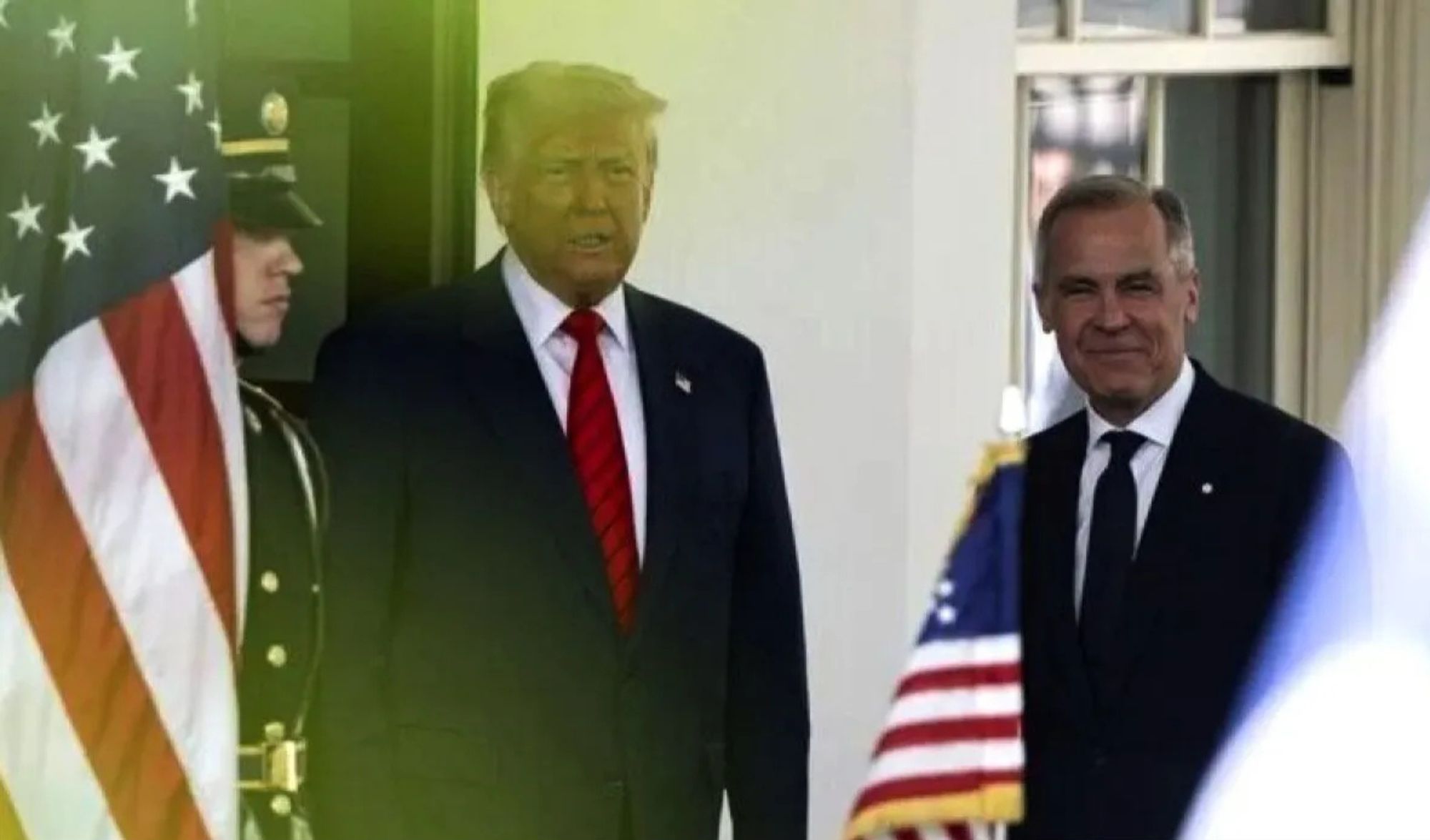 Presiden Amerika Serikat Donald Trump (tengah) dan Perdana Menteri Kanada Mark Carney (kanan). <b>(Antara)</b>