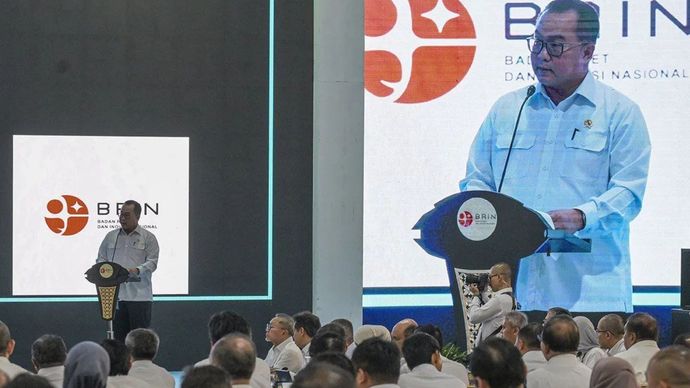 Kepala Badan Riset dan Inovasi Nasional (BRIN) Arif Satria memberikan laporan pelaksanaan saat menggelar hasil riset dan inovasi dari BRIN di halaman Istana Negara, Jakarta, Kamis (6/8/2026).