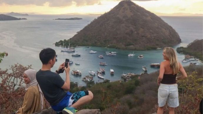 Wisatawan menikmati panorama di Bukit Silvia, Labuan Bajo, Kabupaten Manggarai Barat, Nusa Tenggara Timur, Kamis (6/8/2026). Badan Pusat Statistik (BPS) mencatat jumlah kunjungan wisatawan mancanegara ke Nusa Tenggara Timur pada Juni 2026 mencapai 29.152 kunjungan atau meningkat 40,73 persen dibandingkan periode yang sama tahun sebelumnya yang tercatat sebanyak 20.715 kunjungan