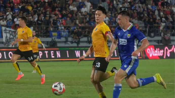 Pesepak bola Persib Bandung Mariano Peralta (kanan) berebut bola dengan pesepak bola Sabah FC Dominic Tan (kedua kanan) saat pertandingan Dewata Challenge Series 2026 di Stadion Kapten I Wayan Dipta, Gianyar, Bali, Sabtu (15/8/2026). Persib Bandung mengalahkan tim asal Malaysia Sabah FC dengan skor 3-0. 
