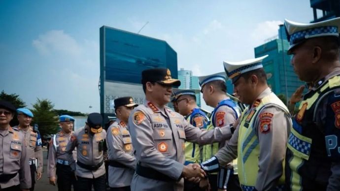 Kapolda Metro Jaya Komjen Pol. Asep Edi Suheri bersama Wakapolda Metro Jaya Irjen Pol. Dekananto Eko Purwono saat memimpin Apel Kebesaran Polda Metro Jaya yang berlangsung di Lapangan Presisi Ditlantas Polda Metro Jaya, Jakarta, Kamis (8/10/2026).