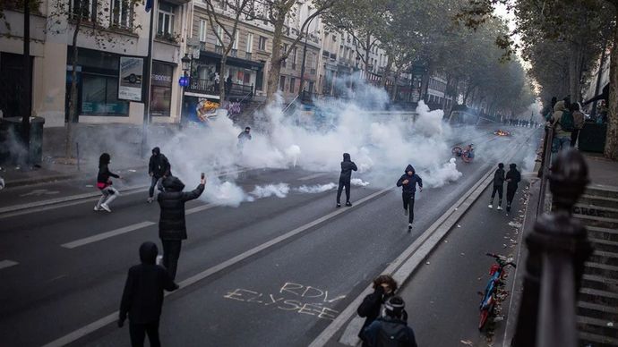 Polisi terlibat bentrokan dengan para pengunjuk rasa dalam demonstrasi memprotes kenaikan biaya hidup, tingginya harga bahan bakar, serta kondisi dana pendidikan di Paris, Prancis, Minggu (18/10/2026).