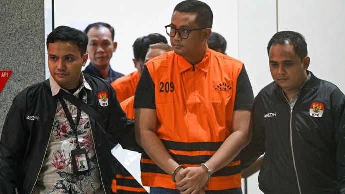 Arsip - Bupati Klaten Hamenang Wajar Ismoyo (tengah) berjalan usai menjalani pemeriksaan di Gedung KPK, Jakarta (16/10/2026)