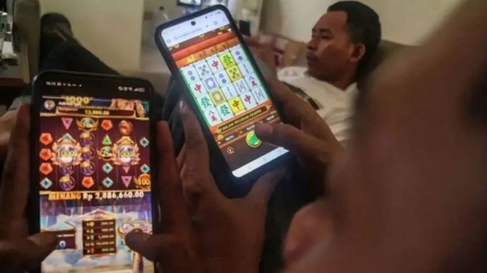 Ilustrasi - Warga mengakses situs judi online melalui gawainya di Bogor, Jawa Barat