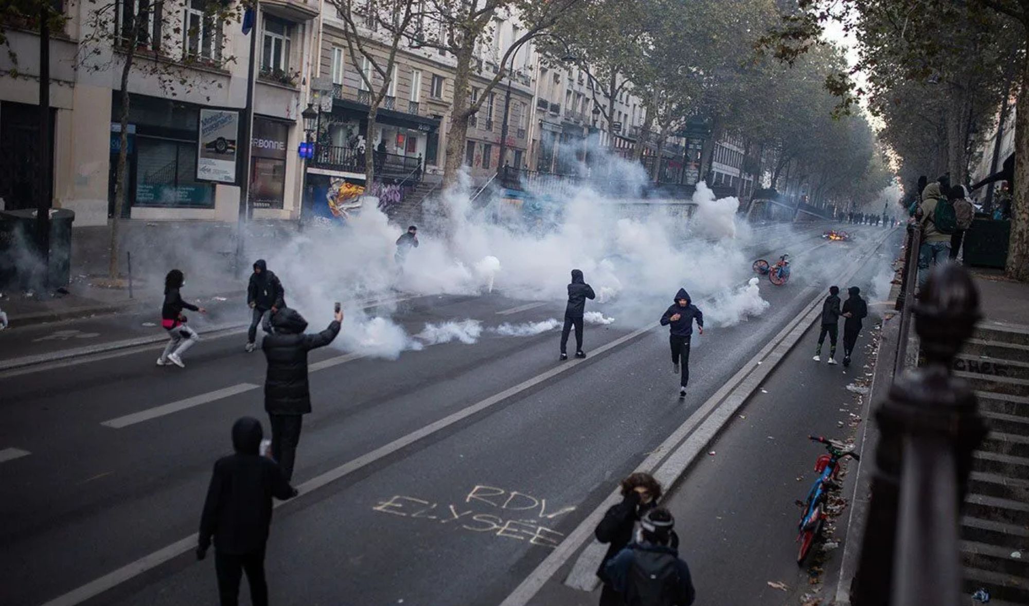 Polisi terlibat bentrokan dengan para pengunjuk rasa dalam demonstrasi memprotes kenaikan biaya hidup, tingginya harga bahan bakar, serta kondisi dana pendidikan di Paris, Prancis, Minggu (18/10/2026). <b>(Antara)</b>