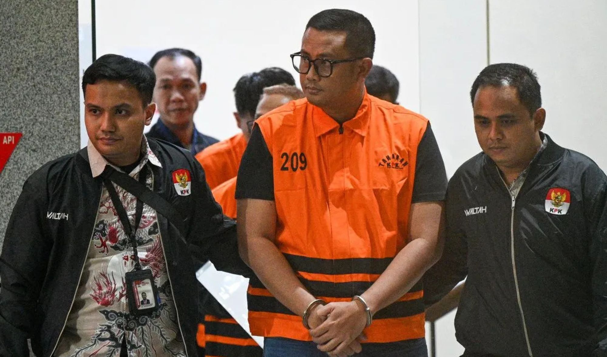 Arsip - Bupati Klaten Hamenang Wajar Ismoyo (tengah) berjalan usai menjalani pemeriksaan di Gedung KPK, Jakarta (16/10/2026) <b>(Antara)</b>