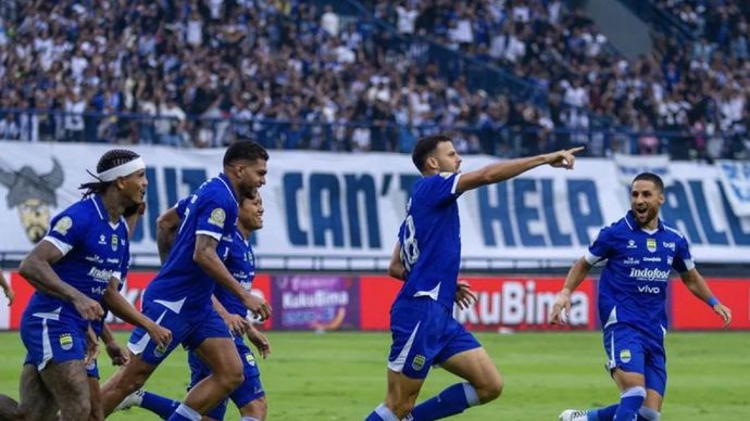 Pesepak bola Persib Bandung Patricio Matricardi (kedua kanan) berselebrasi dengan rekan setim usai mencetak gol ke gawang PSIM Yogyakarta pada pertandingan lanjutan BRI Super League 2025-2026 di Stadion Gelora Bandung Lautan Api (GBLA), Bandung, Jawa Barat, Senin (4/5/2026). Persib Bandung berhasil mengalahkan tamunya PSIM Yogyakarta dengan skor 1-0.
