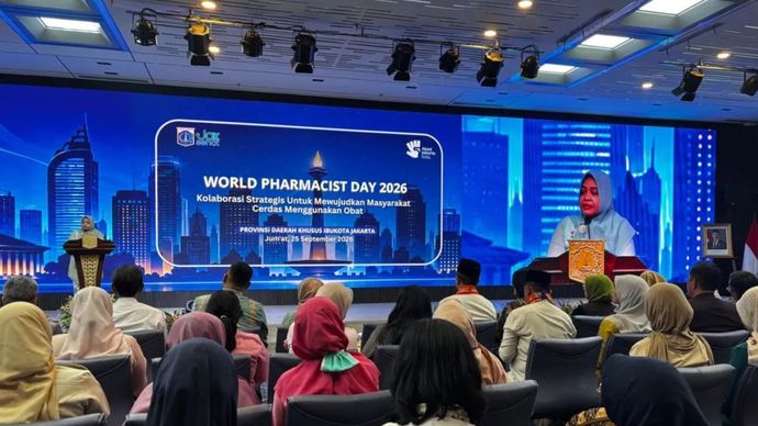 Wakil Kepala Dinas Kesehatan DKI Jakarta Savitri Handayana saat memberi sambutan dalam acara World Pharmacists Day 2026 di Balai Kota DKI Jakarta, Jumat (25/9/2026).
