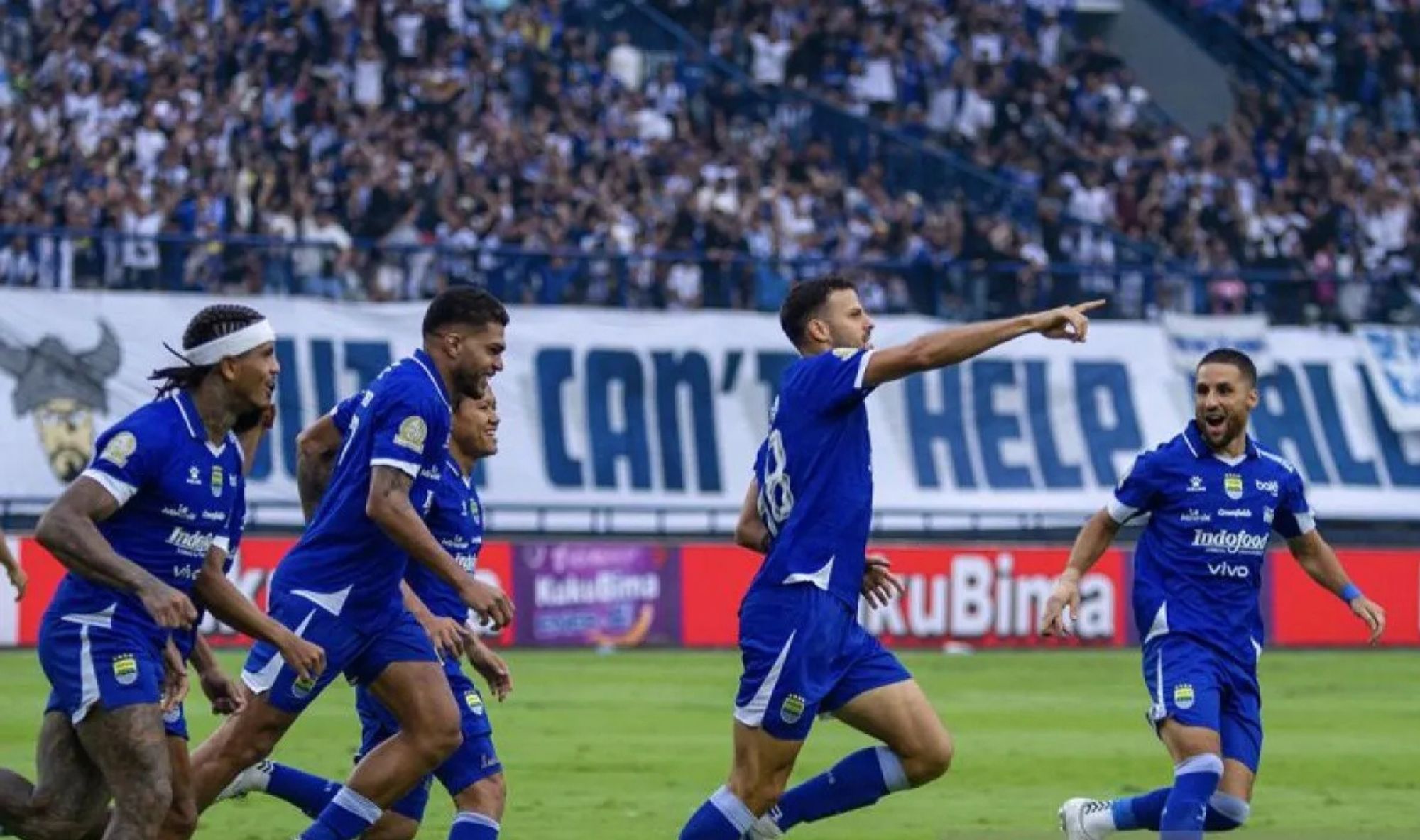 Pesepak bola Persib Bandung Patricio Matricardi (kedua kanan) berselebrasi dengan rekan setim usai mencetak gol ke gawang PSIM Yogyakarta pada pertandingan lanjutan BRI Super League 2025-2026 di Stadion Gelora Bandung Lautan Api (GBLA), Bandung, Jawa <b>(antara)</b>