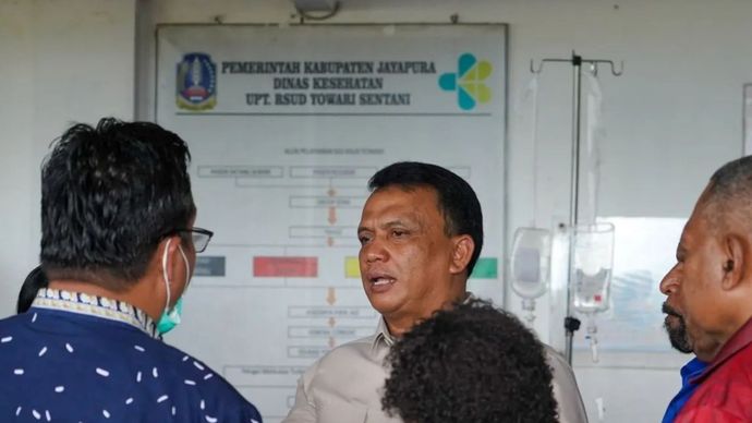 Wakil Kepala BGN Trenggono saat meninjau lokasi dugaan insiden keamanan pangan di Depapre, Jayapura, Papua, Kamis (6/8/2026)