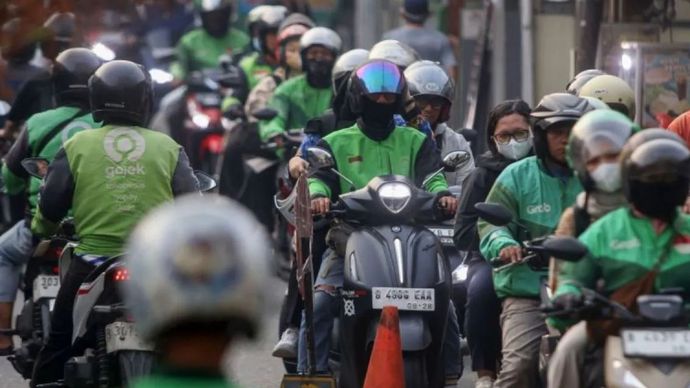 Sejumlah pengemudi ojek online membawa penumpang di Depok, Jawa Barat, Kamis (25/6/2026).