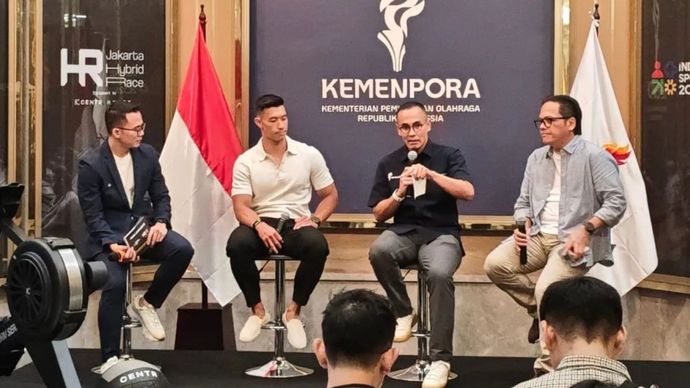 Deputi Bidang Pengembangan Industri Olahraga Kementerian Pemuda dan Olahraga Teuku Arlan Perkasa Lukman (kedua kanan) memberikan dalam konferensi pers penyelenggaraan Jakarta Hybrid Race di Jakarta, Kamis (20/8/202)