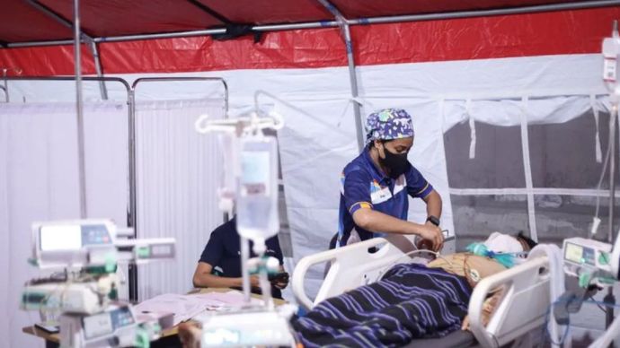 BNPB: Korban meninggal akibat gempa NTT bertambah, jadi 100 orang Ilustrasi: Petugas medis merawat warga yang terluka akibat gempa bumi di RSUD TC Hillers Maumere, Kabupaten Sikka, Nusa Tenggara Timur (NTT), Sabtu (15/08/2026). ANTARA FOTO/Mega Tokan/aaa/wpa