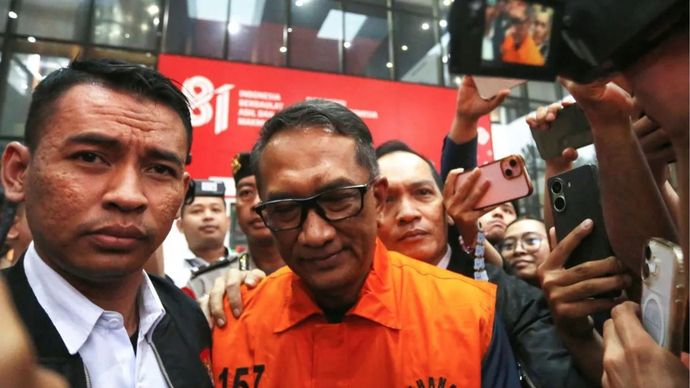 Tersangka Kepala Kantor Pengawasan dan Pelayanan (KPP) Bea dan Cukai Kediri, Gatot Heroe Hernanda (tengah), mengenakan rompi tahanan usai menjalani pemeriksaan di Gedung Merah Putih KPK, Jakarta, Rabu (26/8/2026). KPK menahan Gatot Heroe Hernanda sebagai tersangka baru dalam pengembangan penyidikan kasus dugaan suap di lingkungan Direktorat Jenderal Bea dan Cukai Kementerian Keuangan
