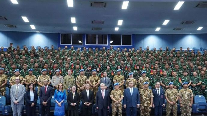 Sekretaris Jenderal PBB Antonio Guterres berfoto bersama personel militer Indonesia di Pusat Misi Pemeliharaan Perdamaian Tentara Nasional Indonesia (PMPP TNI) di Sentul, Jawa Barat, Senin (19/10/2026). 