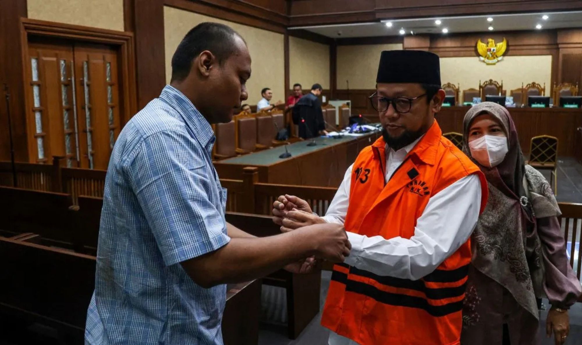 Terdakwa kasus dugaan korupsi kuota haji Ishfah Abidal Azis alias Gus Alex (tengah) dipakaikan borgol saat sidang lanjutan di Pengadilan Tipikor, Jakarta, Kamis (3/9/2026). Jaksa Penuntut Umum (JPU) menghadirkan empat orang saksi yakni Kepala Biro Hu <b>(Antara)</b>