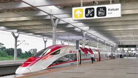 Operasional kereta cepat Whoosh koridor Jakarta-Bandung dipastikan tetap berjalan aman dan normal di tengah potensi sebaran abu vulkanik Gunung Anak Krakatau di Selat Sunda. PT Kereta Cepat Indonesia China (KCIC) menerapkan sistem pemantauan berlapis