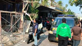 Kepolisian Sektor (Polsek) Cakung akhirnya membeberkan dugaan motif di balik insiden berdarah berupa pembacokan yang menimpa seorang pria paruh baya yang juga merupakan mantan anggota Komando Pasukan Khusus (Kopassus) bernama Muhammad Fahrul (48).