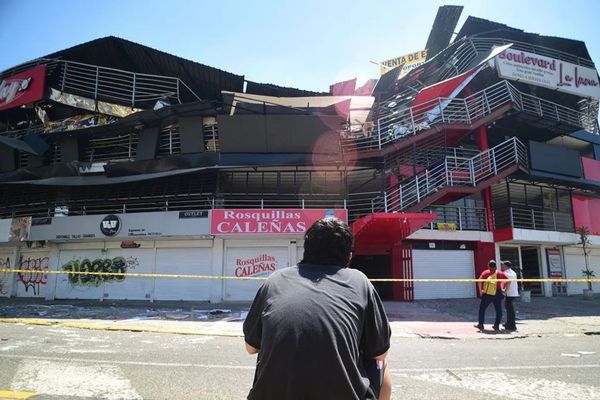 Warga memeriksa bangunan yang rusak setelah gempa bermagnitudo 7,4 di Cali, Kolombia, pada Senin (10/8/2026)