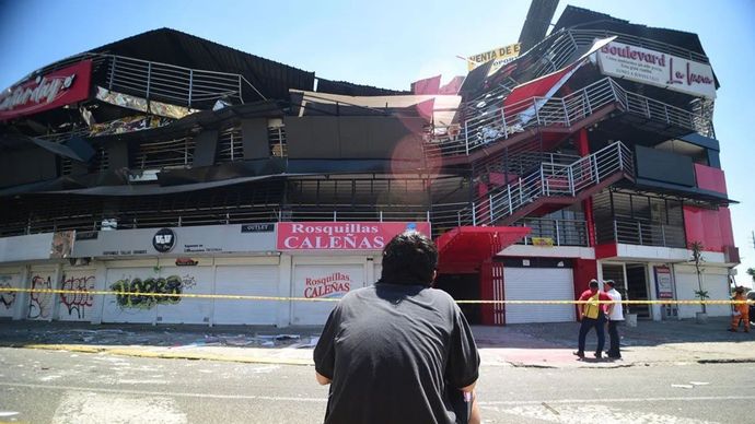 Warga memeriksa bangunan yang rusak setelah gempa bermagnitudo 7,4 di Cali, Kolombia, pada Senin (10/8/2026)