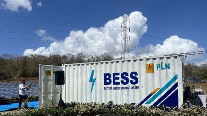 Seorang petugas mengambil gambar dari sebuah Battery Energy Storage System (BESS) PLTS yang berlokasi di Gilimanuk, Bali, Selasa (25/8/2026).