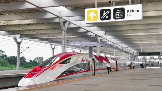 Kereta api cepat Whoosh, yang dioperasikan PT Kereta Cepat Indonesia China (KCIC). 