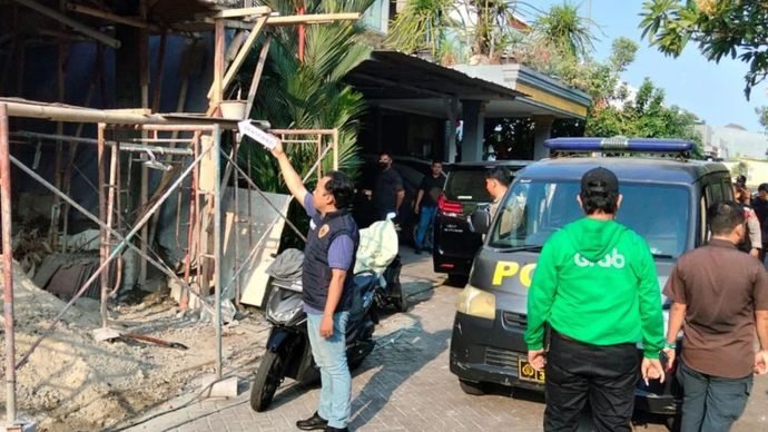 Polsek Cakung melakukan olah tempat kejadian perkara (TKP) pembacokan mantan anggota Komando Pasukan Khusus (Kopassus) bernama Muhammad Fahrul (48) di Perumahan Jakarta Garden City, Cluster Zebrina III, RT 03/RW 14, Nomor 106, Cakung Timur, Cakung, Jakarta Timur, Kamis (22/10/2026)