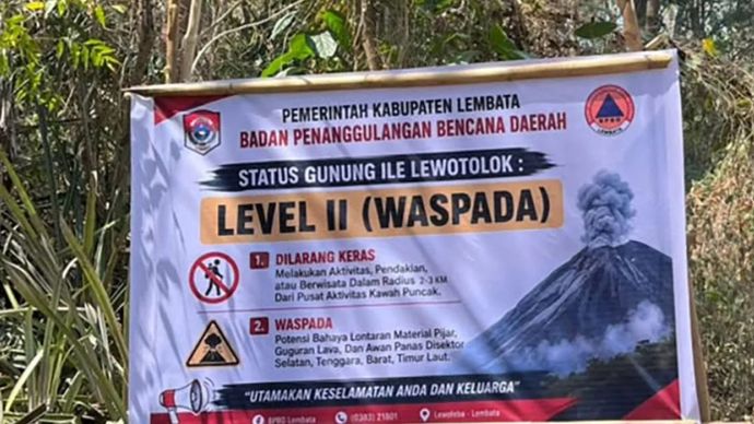 Banner larangan mendaki atau berwisata di sekitar gunung Ile Lewotolok di Lembata
