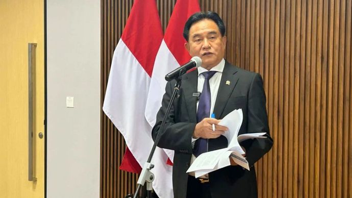 Menteri Koordinator Bidang Hukum, HAM, Imigrasi, dan Pemasyarakatan Yusril Ihza Mahendra dalam konferensi pers di Jakarta, Senin (5/10/2026). 