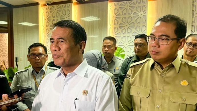Menteri Pertanian Andi Amran Sulaiman (kiri), didampingi Wakil Menteri Pertanian (Wamentan) Alim Setiawan Slamet (kanan) memberikan keterangan kepada awak media di Jakarta, Senin (19/10/2026).