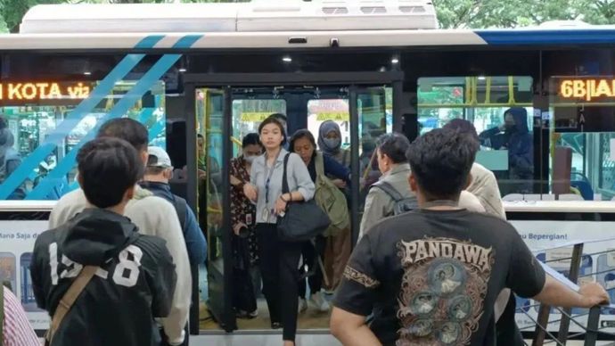 Ilustrasi - Sejumlah penumpang saat turun dari bus Transjakarta di Halte Balai Kota Jakarta