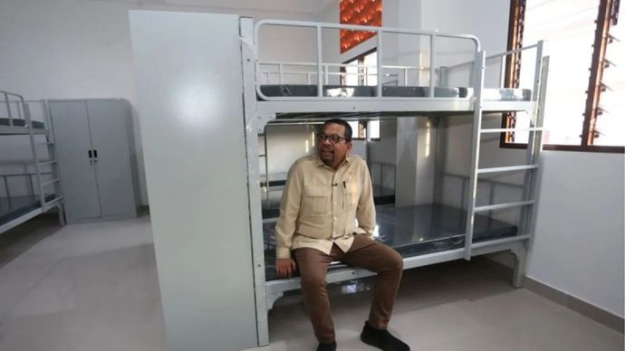 Kepala Badan Komunikasi Pemerintah Muhammad Qodari meninjau fasilitas ruang tidur di Sekolah Rakyat Terintegrasi 2 Kota Surabaya, Jawa Timur, Selasa (28/7/2026)