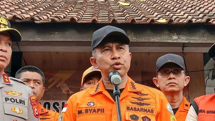 Kepala Basarnas Marsekal Madya TNI Mohammad Syafii memberilan pernyataan resmi terkait update hasil operasi pencarian jurnalis yang hilang kontak di perairan Selat Sunda, Pandeglang, Banten, Kamis (10/9/2026). 