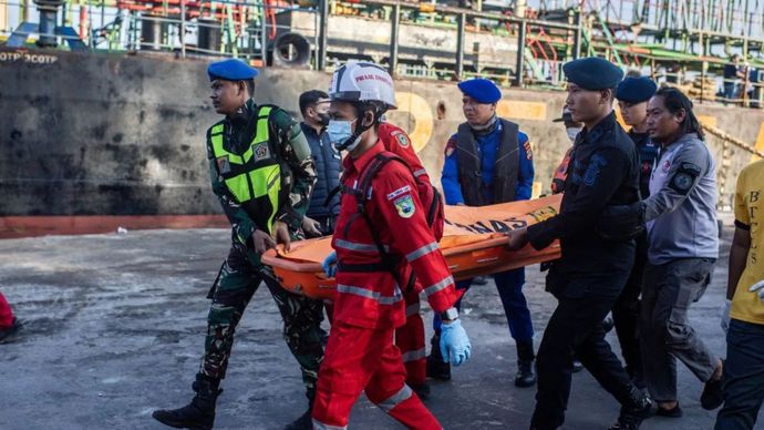 Tim SAR gabungan mengangkat kantong berisi jenazah korban kapal motor penumpang (KMP) Virgo Transport 8 yang tiba di Pelabuhan Tri Sakti, Banjarmasin, Kalimantan Selatan, Senin (14/9/2026).