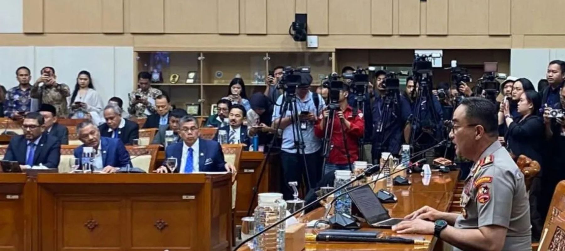 Calon Kapolri Komjen Pol. Suyudi Ario Seto menjalani uji kelayakan dan kepatutan di Komisi III DPR RI, kompleks parlemen, Jakarta, Kamis (1/10/2026). 